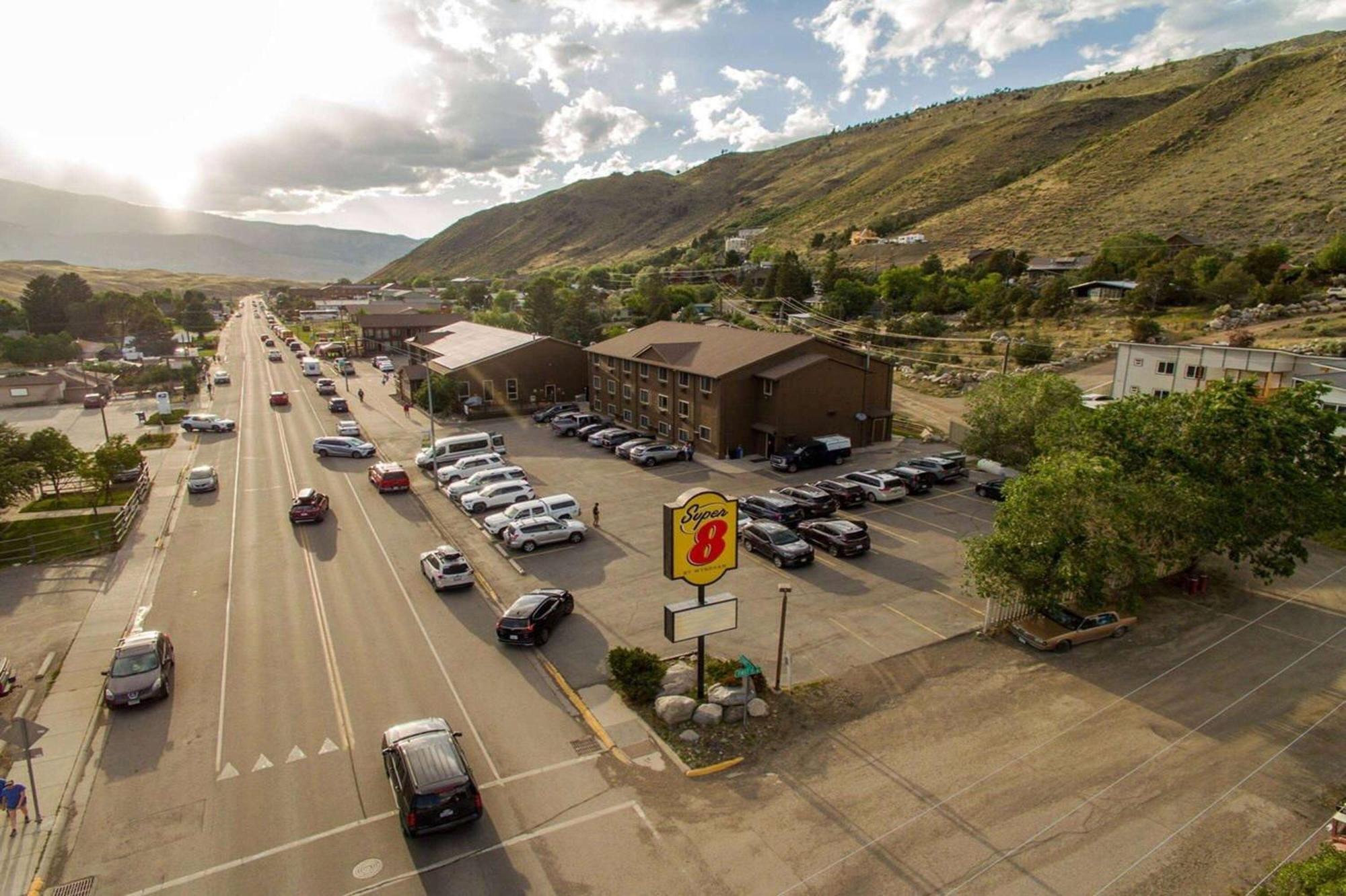 Super 8 By Wyndham Gardiner/Yellowstone Park Area Exterior photo