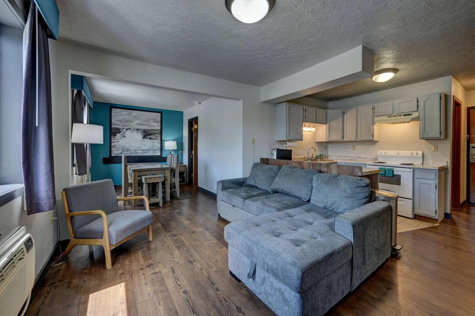 Super 8 By Wyndham Gardiner/Yellowstone Park Area Exterior photo
