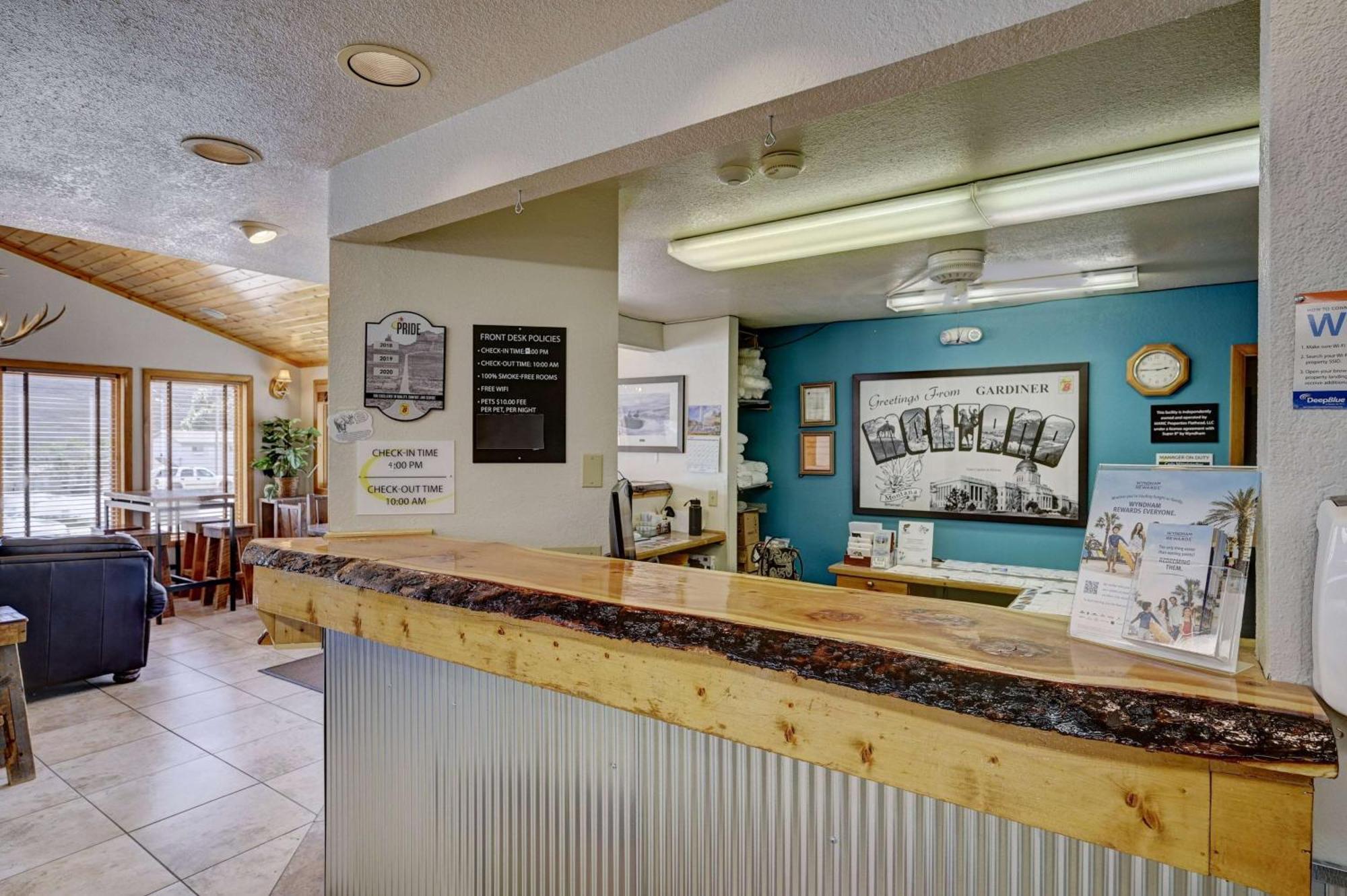 Super 8 By Wyndham Gardiner/Yellowstone Park Area Exterior photo