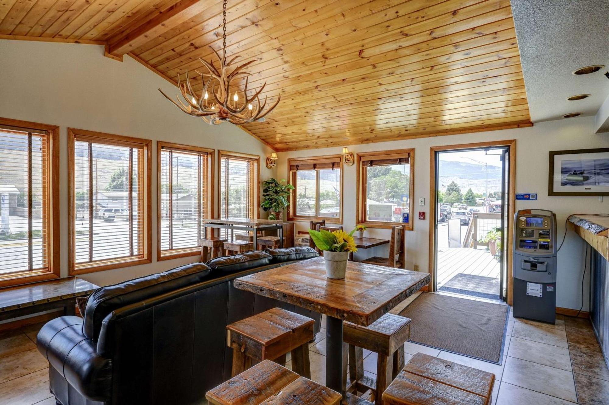 Super 8 By Wyndham Gardiner/Yellowstone Park Area Exterior photo