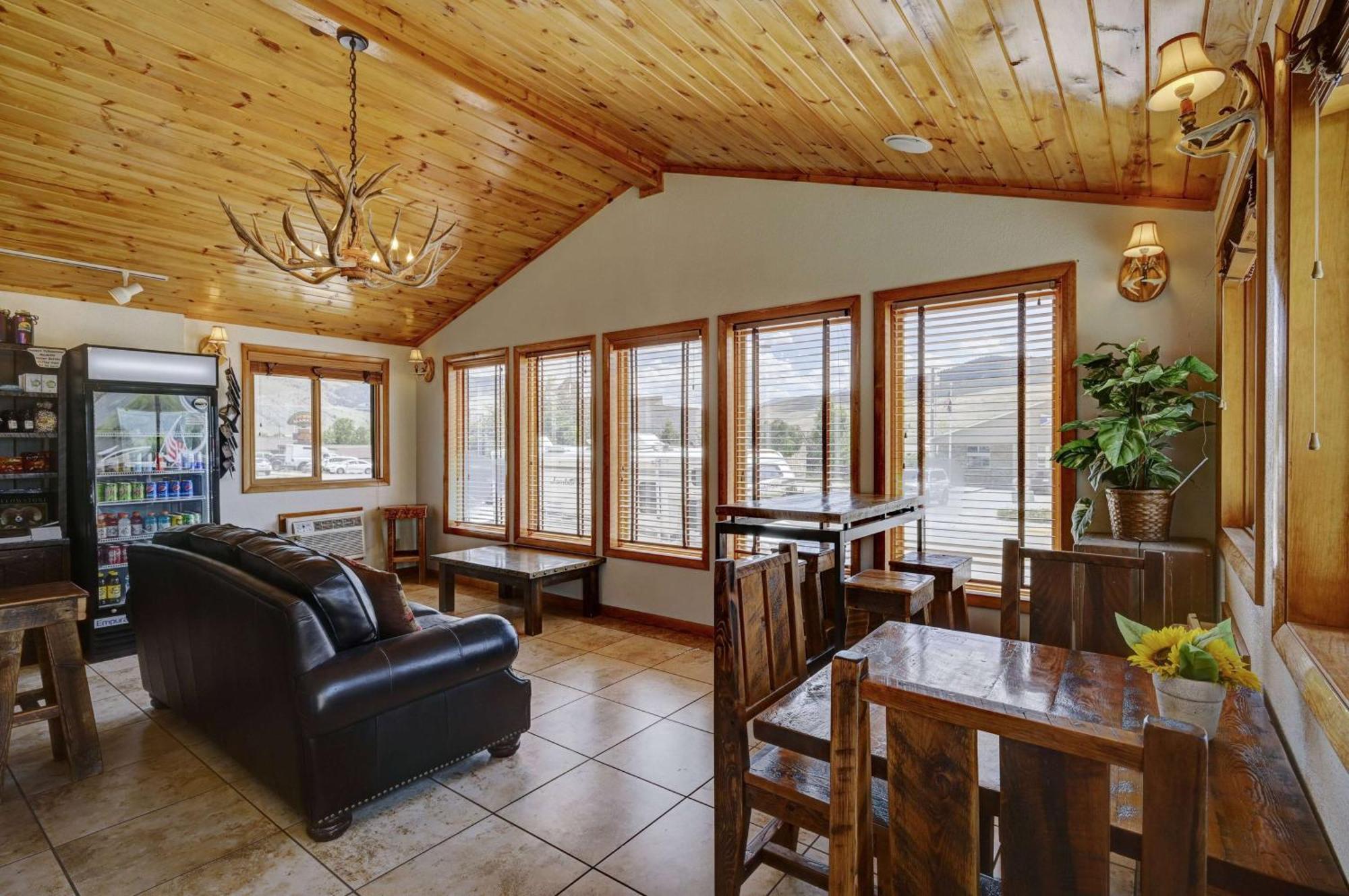Super 8 By Wyndham Gardiner/Yellowstone Park Area Exterior photo