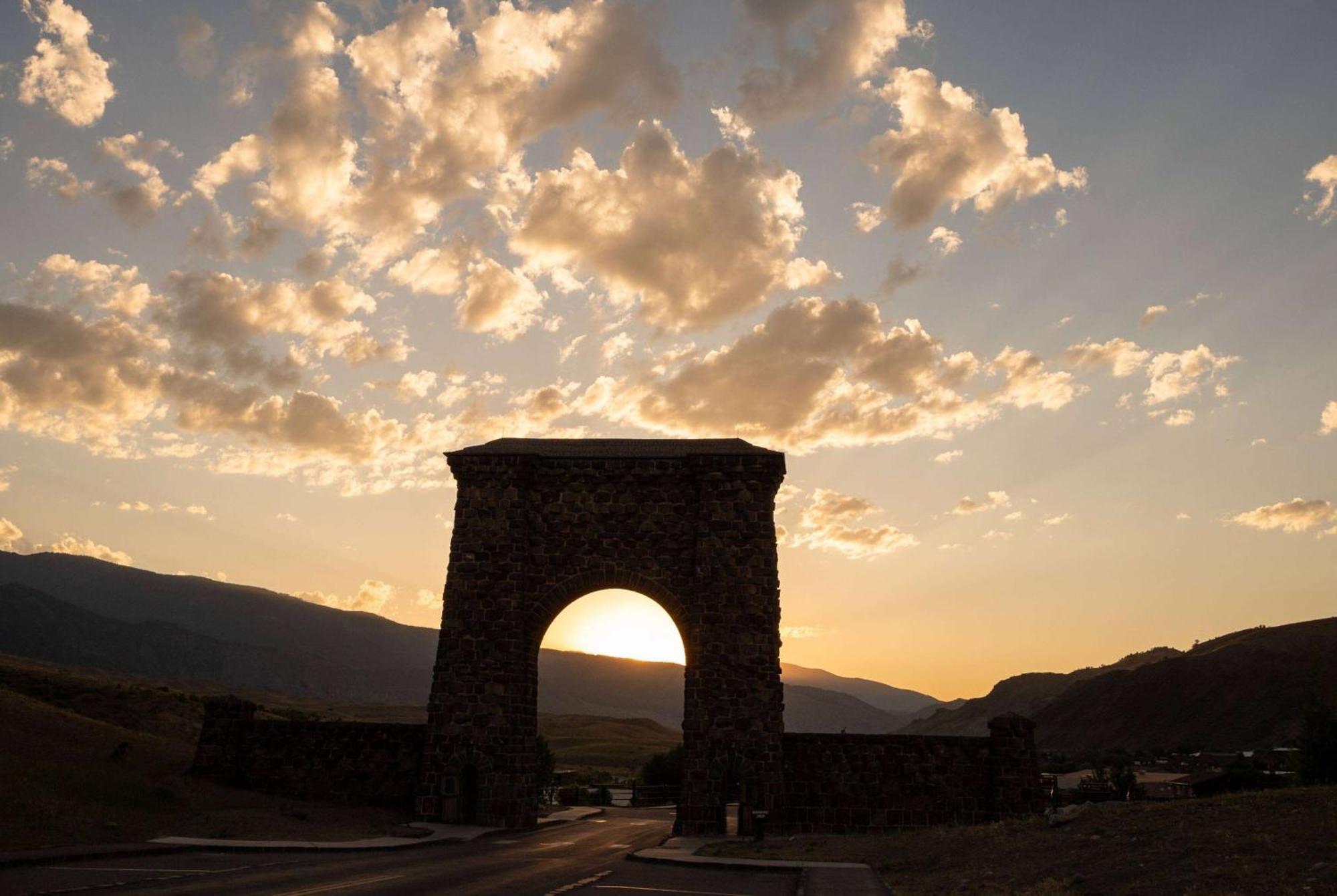 Super 8 By Wyndham Gardiner/Yellowstone Park Area Exterior photo