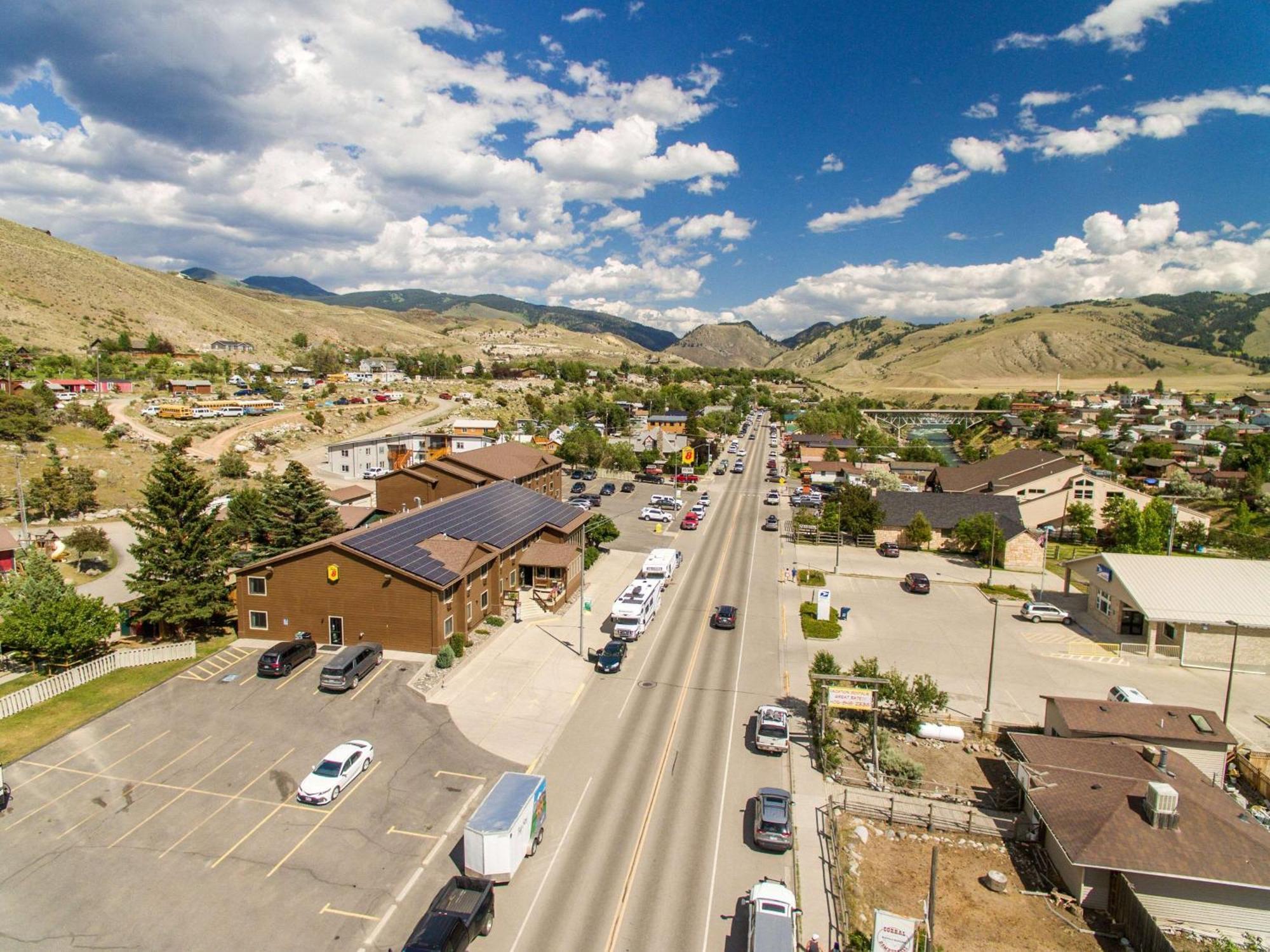 Super 8 By Wyndham Gardiner/Yellowstone Park Area Exterior photo
