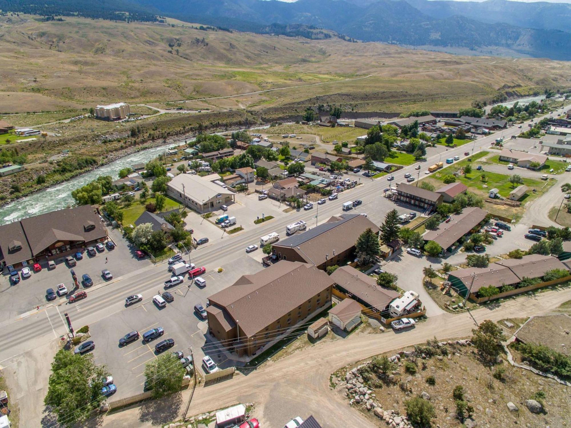 Super 8 By Wyndham Gardiner/Yellowstone Park Area Exterior photo