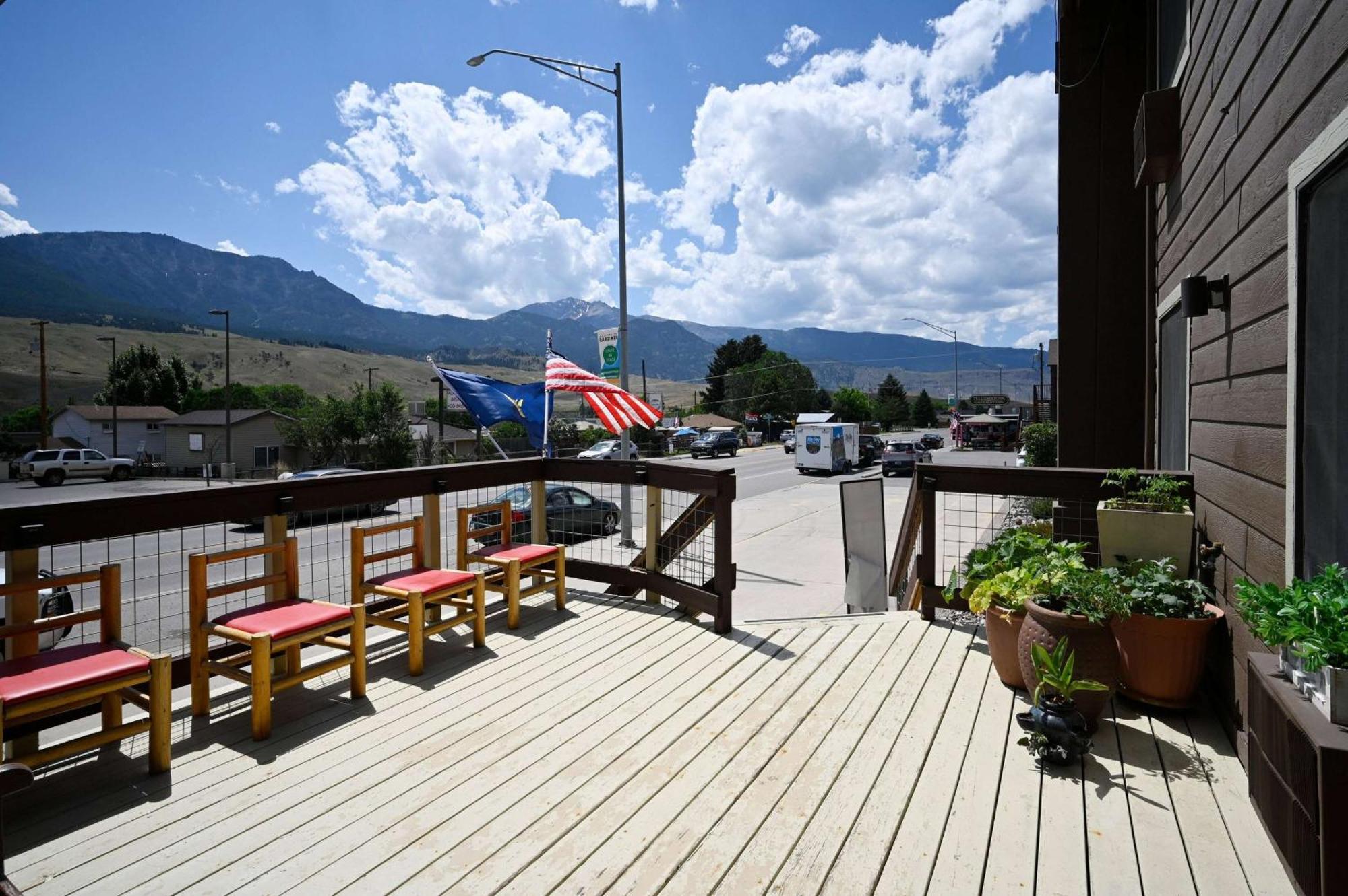 Super 8 By Wyndham Gardiner/Yellowstone Park Area Exterior photo
