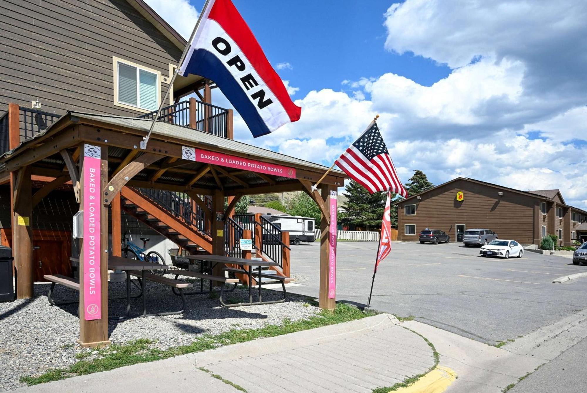 Super 8 By Wyndham Gardiner/Yellowstone Park Area Exterior photo