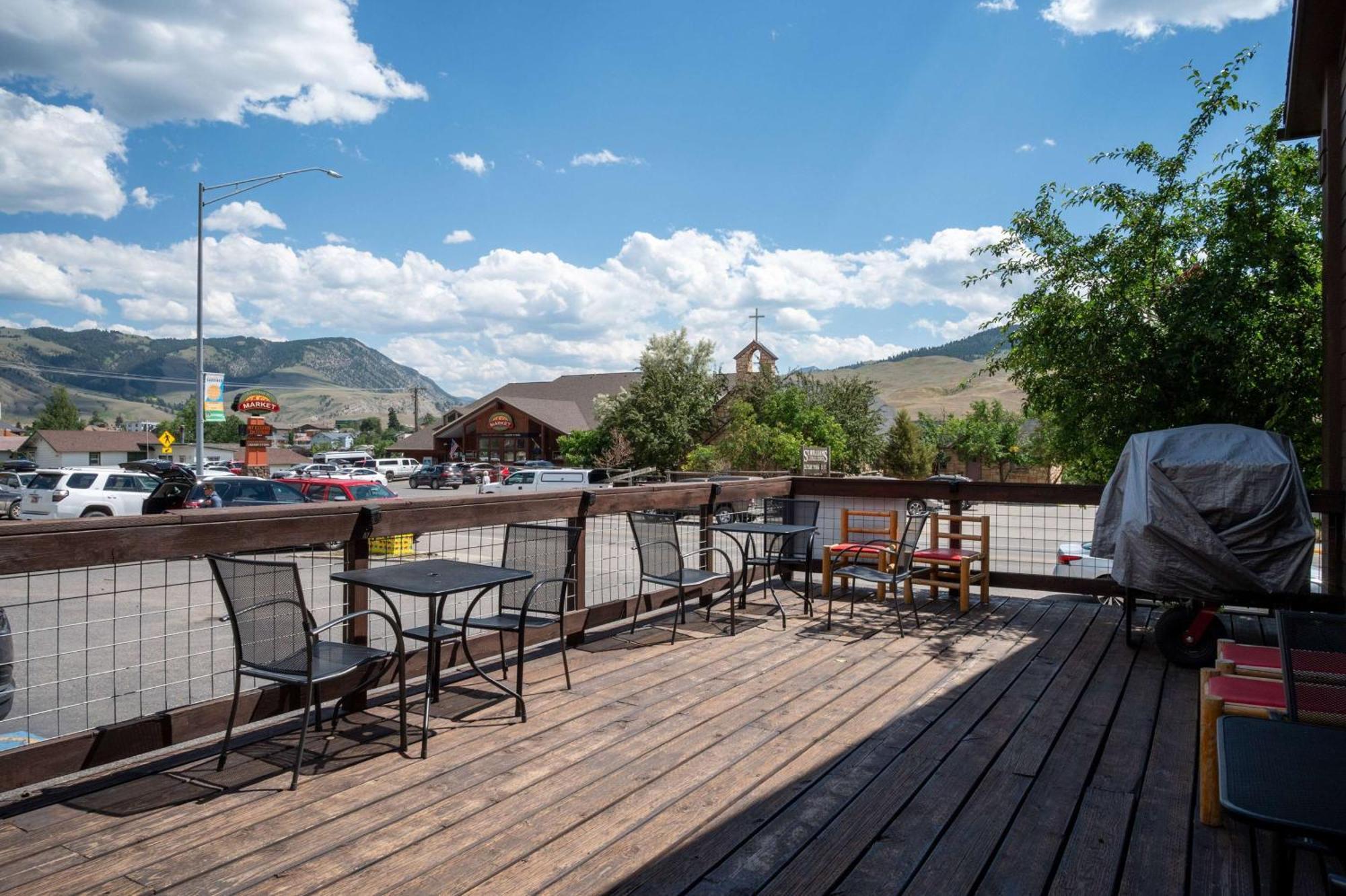 Super 8 By Wyndham Gardiner/Yellowstone Park Area Exterior photo