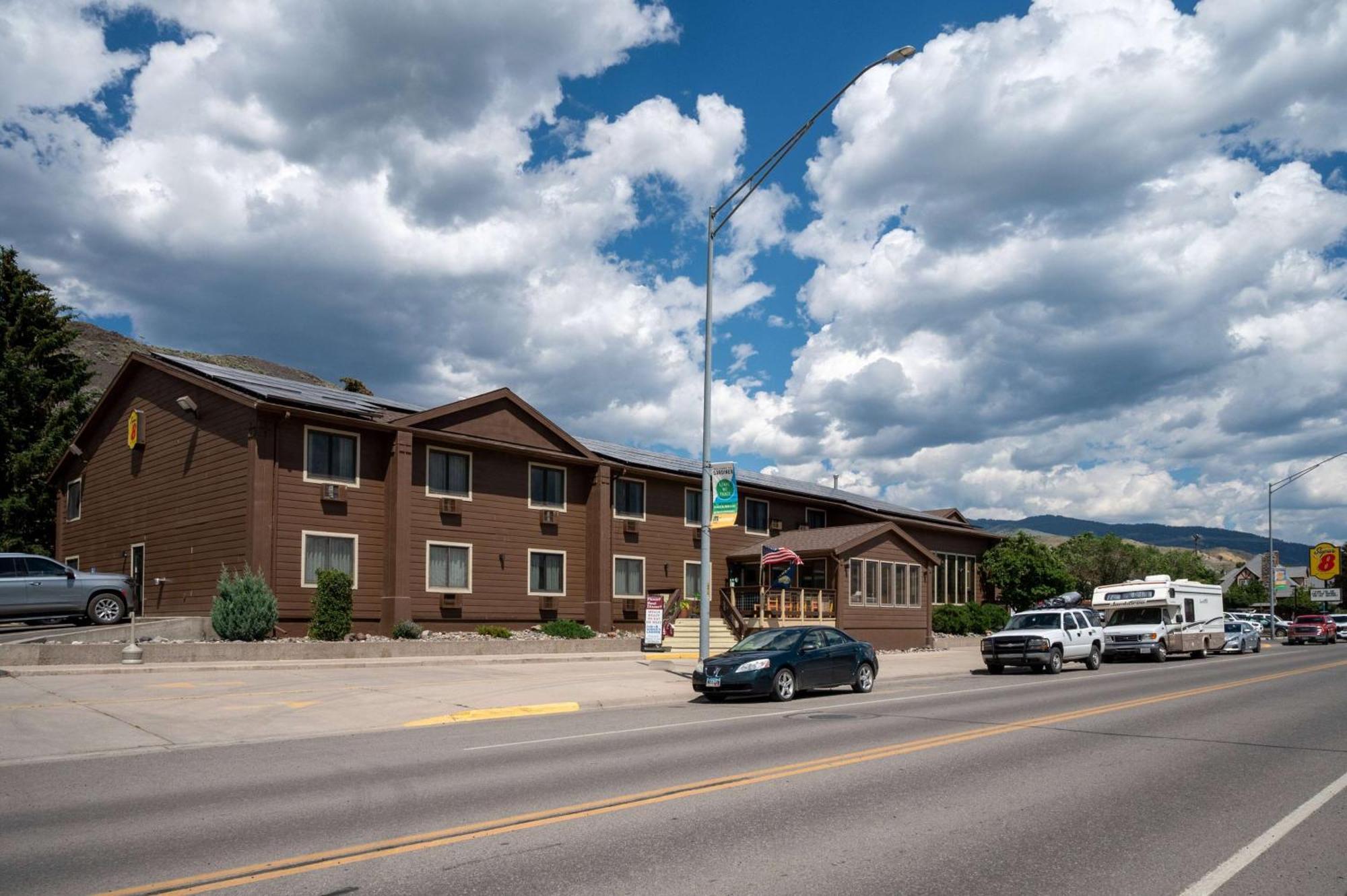 Super 8 By Wyndham Gardiner/Yellowstone Park Area Exterior photo