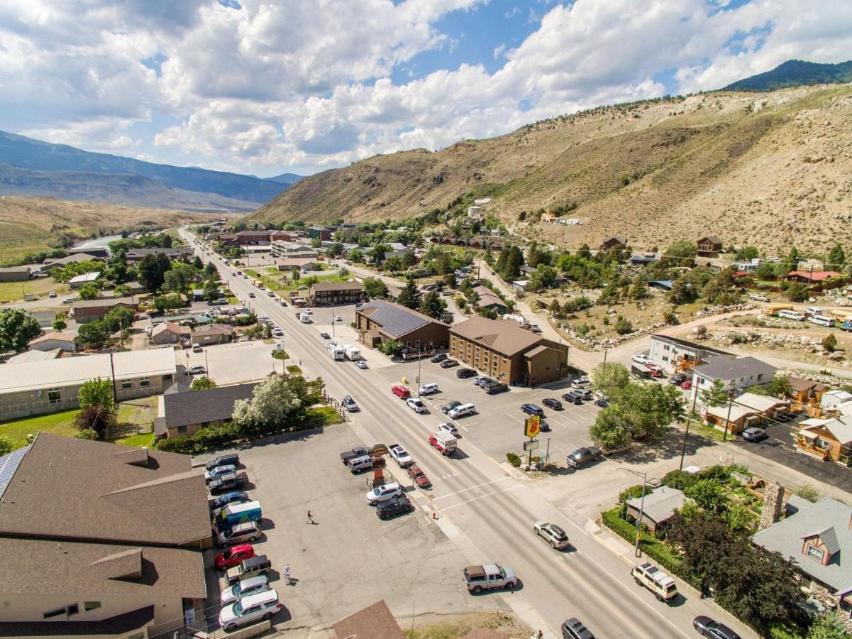 Super 8 By Wyndham Gardiner/Yellowstone Park Area Exterior photo