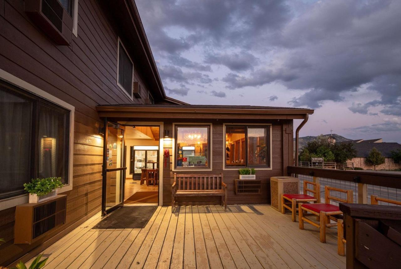 Super 8 By Wyndham Gardiner/Yellowstone Park Area Exterior photo