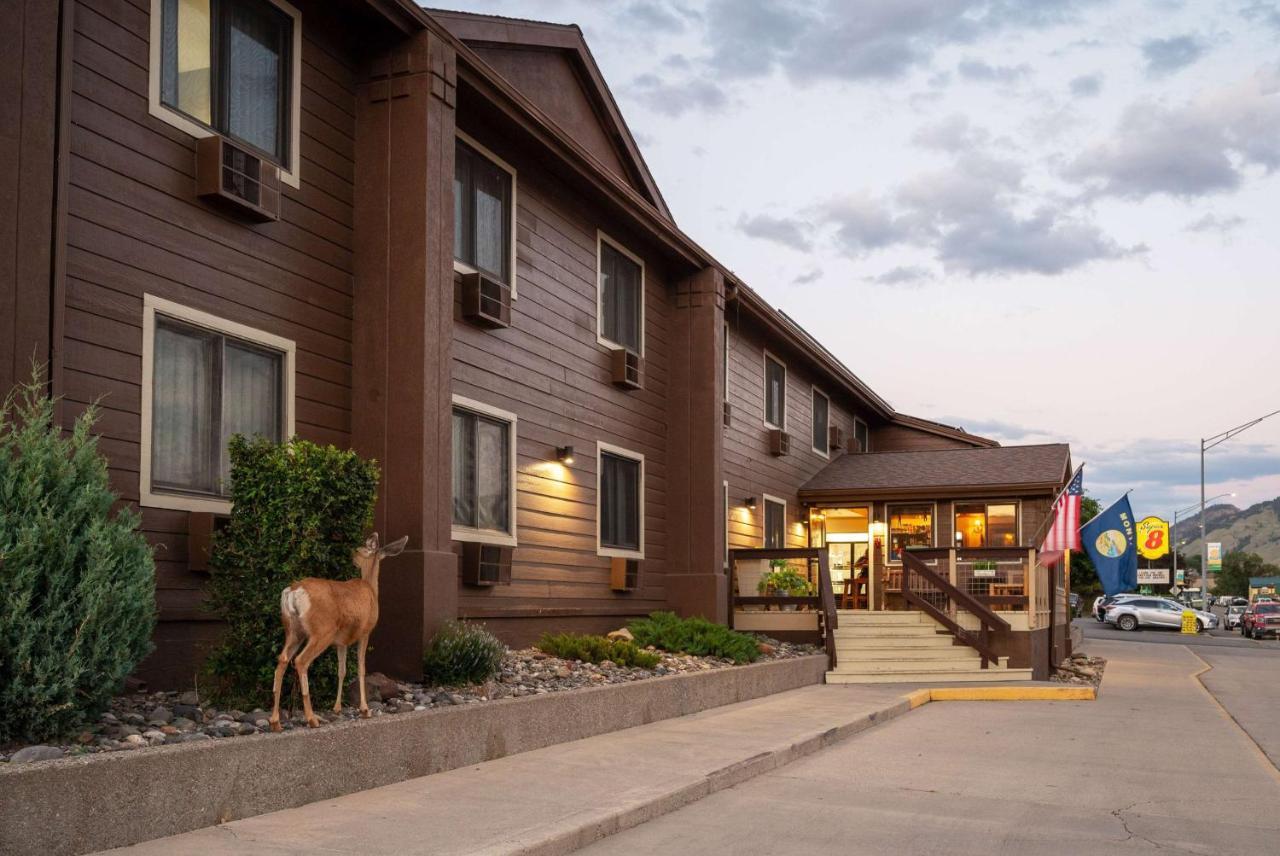 Super 8 By Wyndham Gardiner/Yellowstone Park Area Exterior photo