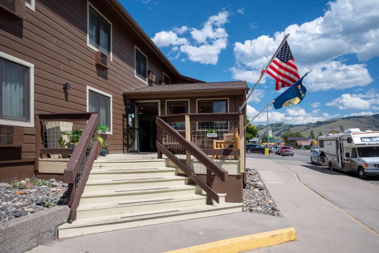 Super 8 By Wyndham Gardiner/Yellowstone Park Area Exterior photo