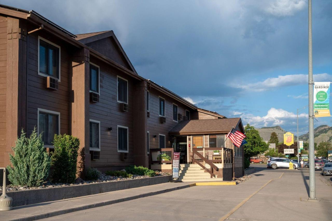 Super 8 By Wyndham Gardiner/Yellowstone Park Area Exterior photo