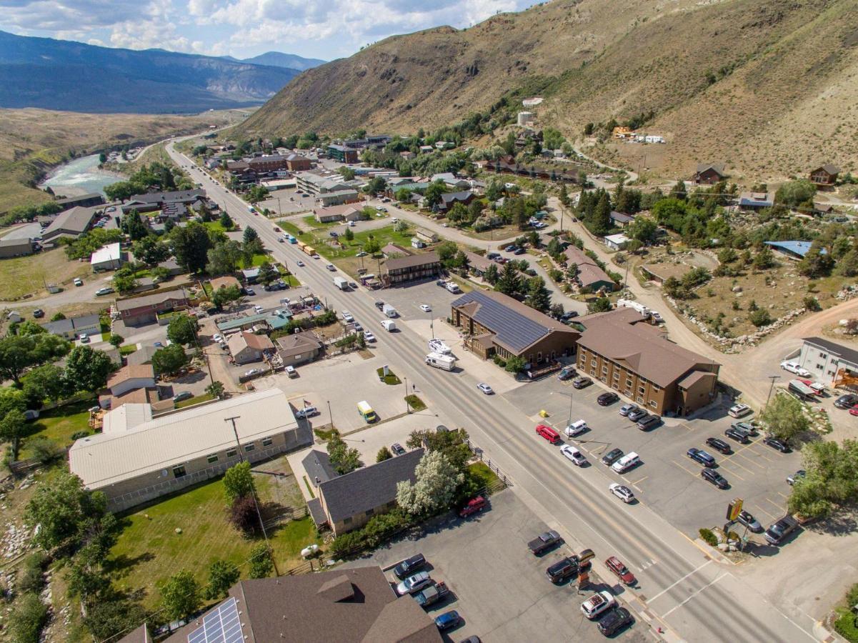 Super 8 By Wyndham Gardiner/Yellowstone Park Area Exterior photo