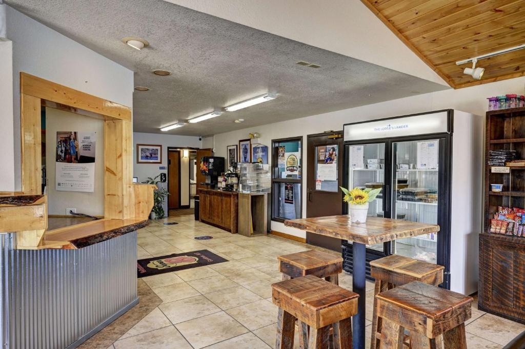 Super 8 By Wyndham Gardiner/Yellowstone Park Area Exterior photo