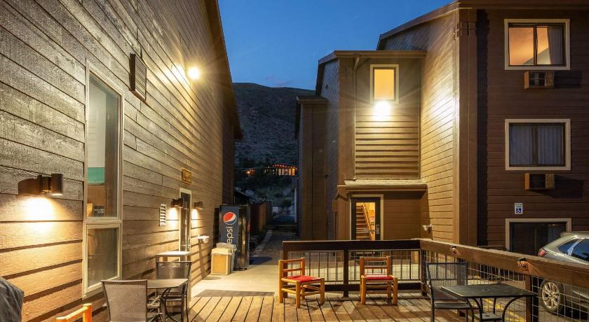 Super 8 By Wyndham Gardiner/Yellowstone Park Area Exterior photo